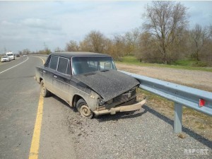 Avtomobil dəmir maneəyə çırpılıb - VİDEO