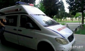Sürücü avtomobili maneələrə çırpıb yaralandı