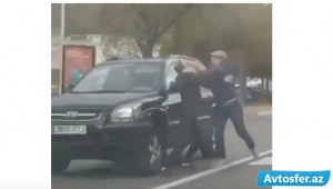 Küçənin ortasında əlbəyaxa çıxan sürücülər - VİDEO