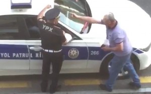 Yol polisini küçədə təhqir edən sürücü HƏBS EDİLDİ - FOTO - VİDEO