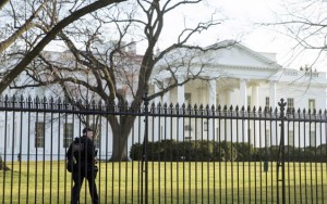 Qara “Mercedes”lə Ağ Evə girmək istədi