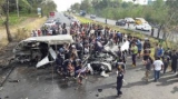 Mikroavtobusla avtomobil toqquşdu: 25 ölü