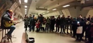 Məşhur müğənni metroda konsert verib - VİDEO