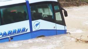 Güclü daşqın sərnişin avtobusunu sulara qərq etdi - VİDEO