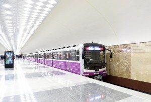 Metroda qatarın qapısında problem yaranıb