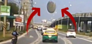 Avtomobillərin üzərinə qəribə cisim düşdü - VİDEO