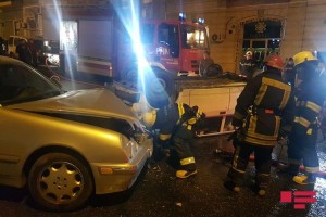 Bakıda idarəetmədən çıxan avtomobil digər minik maşınını aşırıb - FOTO