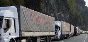 Türkiyə-Gürcüstan sərhədində yük maşınlarının 5 kilometrlik növbəsi yaranıb