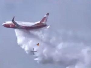 İlk dəfə sərnişin təyyarəsi ilə yanğın söndürüldü - FOTO