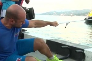 200 tonluq dəniz yedəyini orta barmağı ilə dartdı - VİDEO