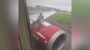 Havaya qalxan təyyarəyə minmək istədi – VİDEO