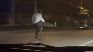 Bakıda skuter sürücüsü avtomobil yolunda təhlükəli hərəkətlər etdi - VİDEO