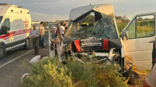 Türkiyədə mikroavtobus su kanalına aşdı, 15 nəfər xəsarət aldı 
