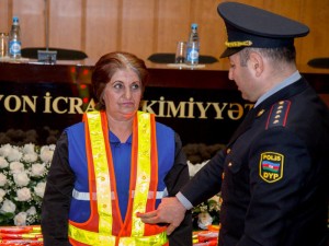 Yol Polisindən süpürgəçilərə paylanan xüsusi jiletlərlə bağlı AÇIQLAMA