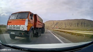 В Баку водитель грузовика грубо нарушил правила дорожного движения и чудом избежал аварии - ВИДЕО 
