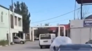 Bakıda AĞLASIĞMAZ QANUN POZUNTUSU  - Qoşa xətti pozub qırıq-qırıq etdilər - VİDEO