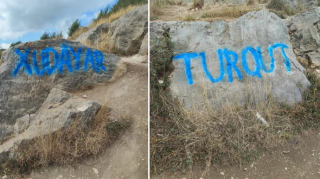 Şuşada bəzi turistlər qaya daşlarının üzərini yazıblar 