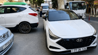 İkinci cərgədə dayanan sürücü parkinqdən çıxan maşınların yolunu kəsdi - VİDEO