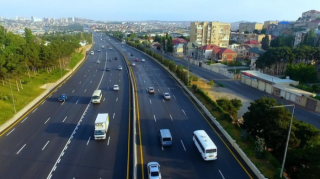 Özünü maşın altına ataraq sürücünü şərləməyə çalışan piyadanı NƏ GÖZLƏYİR? 