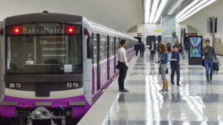 Metroda kişi qatar yoluna düşdü, hərəkət dayandı 