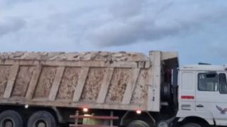 32 ton tutumu olan maşına 66 ton yük yığdılar - Yol polisi SAXLADI - VİDEO 