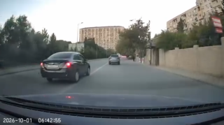 Bakıda sürücü rus nömrəli maşınla qaydaları poza-poza getdi   - VİDEO