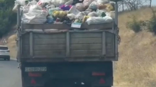 Qubada zibil daşıyan maşın həm təhlükə, həm də antisanitariya yaratdı – VİDEO 