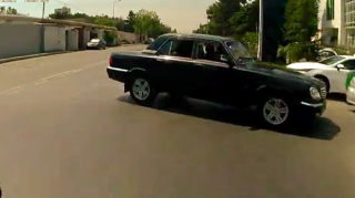 Yola baxmadan dönən sürücü az qala motosikletlə toqquşacaqdı   - VİDEO
