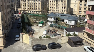 “Bəy Mamed” yaşayış kompleksinin həyətini hasarlayıb özünə villa tikdirir” - FOTOLAR 