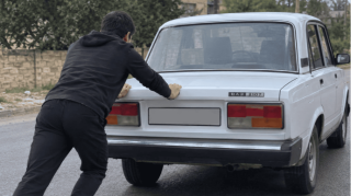 Xırdalanda avtomobili itələyərək qaçıran gənc HƏBS OLUNDU 