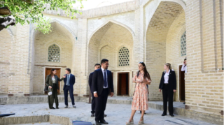 Leyla Əliyeva ilk Buxara Biennalesinin əsərləri ilə tanış olub   - FOTO