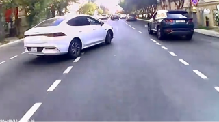 Bakıda qayda pozan “BYD” az qala motosikletlə toqquşacaqdı   - VİDEO