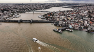 İstanbul boğazında fərqli mənzərə - Dəniz qəhvəyiyə boyandı - FOTO