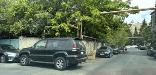 Bu küçədə yolayrıcıları parkinqə çevrilib – Sakinlər hər gün eyni mənzərə ilə üzləşir    - FOTO