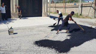 Coratda bir neçə çalanı asfaltla dolduruldu; sakinlər narazıdır - FOTO 
