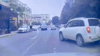 Qəfil yola çıxan sürücü az qala qəza törədəcəkdi - 99-UC-774   - VİDEO