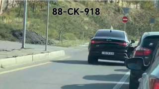 Sürücü tıxacda qalmamaq üçün yolayrıcına qədər əks yolla sürdü - VİDEO