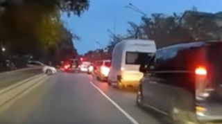 Bakıda sürücü piyadanı vurmaqdan son anda qurtuldu - ANBAAN VİDEO 