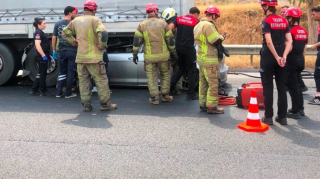İzmirdə ağır qəza: Minik avtomobili TIR-a çırpıldı, sürücü öldü 