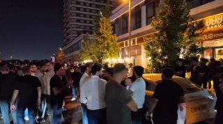 Ağ Şəhərdə bahalı avtomobillər toqquşdu - 7 maşına zərər dəydi - VİDEO