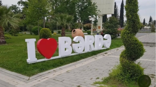 28 yaşlı oğlan parkın qarşısında söyüş söydü; həbs edildi 