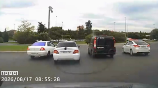 Təhlükəli manevr edən sürücü qəza törətməkdən son anda yayındı   - VİDEO