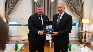 Prezidentə “İrpin şəhərinin fəxri vətəndaşı” vəsiqəsi təqdim edildi - FOTO
