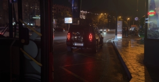 Qadın sürücü avtobusa yol verməyib qəza törətdi; digərini təhqir etdi - VİDEO - FOTO