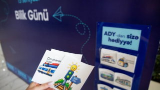 ADY Bilik Günündə sərnişinləri xüsusi hədiyyələrlə qarşıladı - FOTO