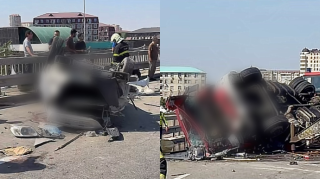 Masazır körpüsündə dəhşətli qəza: Yük maşını “Ravon”un üzərinə aşdı, ölən var   - VİDEO