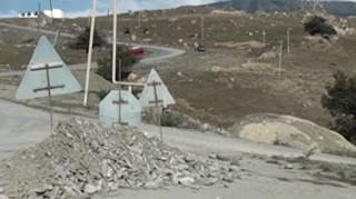 Quba-Qonaqkənd yolunda torpaq sürüşməsi - Təhlükəli vəziyyət yaranıb - VİDEO