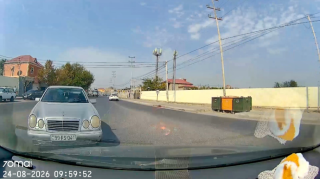 Sağdan gələn maşına yol verməyən sürücü az qala qəza törədəcəkdi   - VİDEO