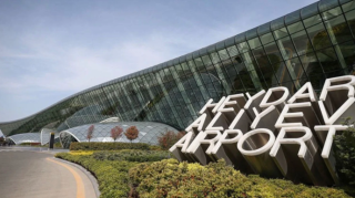 Aeroportda 20 min dollar tapdı, 3 minini dilənçilərə payladı 
