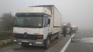 Kürdəmirdə yük maşını “Mercedes”ə çırpıldı - Ölən var - FOTO - VİDEO